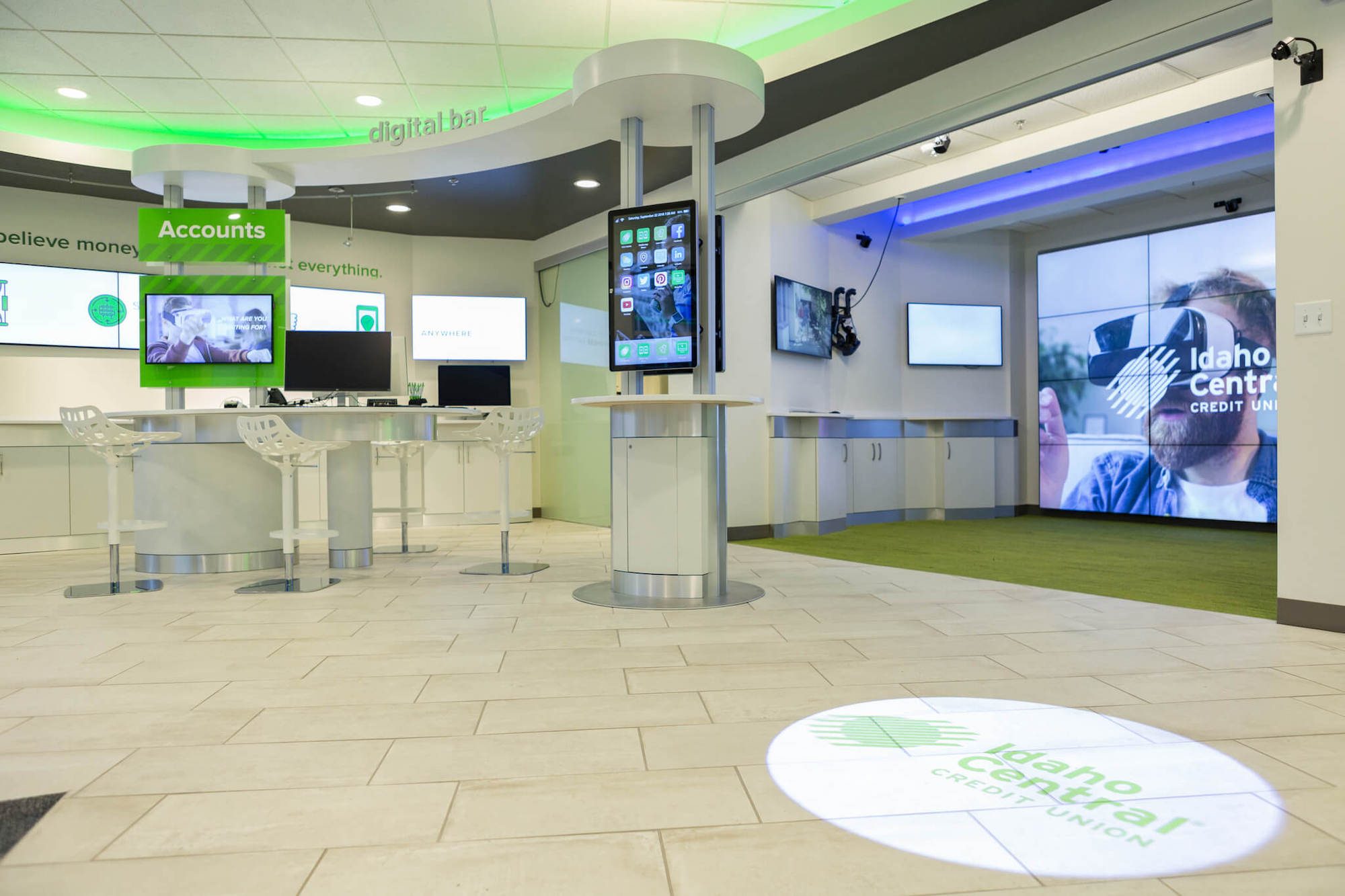 6 ways to use digital signage for banks and credit unions